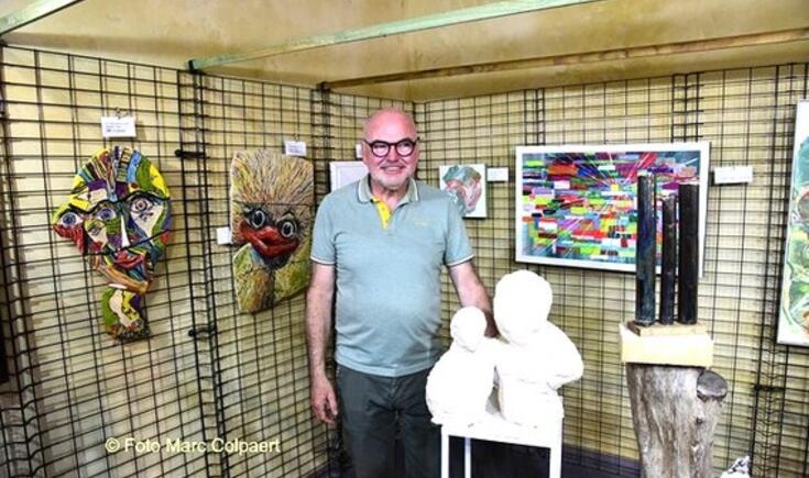 Luc bij zijn kunstwerken.- Foto Marc Colpaert