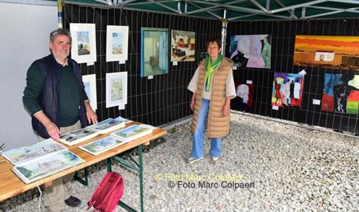 Jacques en Greet bij hun kunstwerken.- Foto Marc Colpaert
