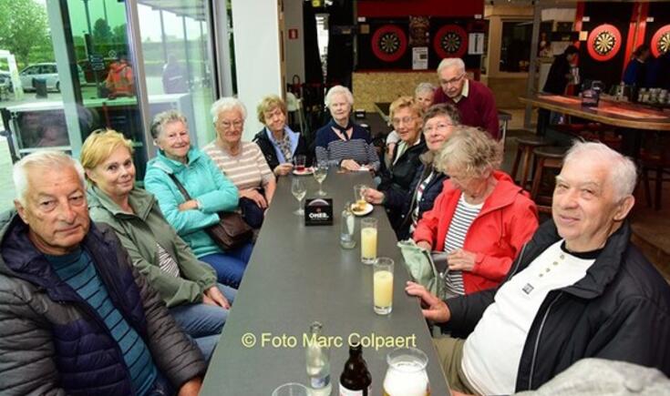 Na de wandeling een gezellig drankje.- Foto Marc Colpaert