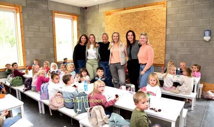 Kari(tweede van links) met enkele leerkrachten tussen de kleuters.- Foto Marc Colpaert