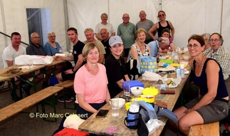 Bedevaarders op stap richting Halle.- Foto Marc Colpaert