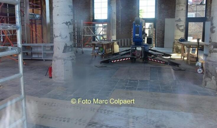 Een inkijk in de vernielde kerk.- Foto Marc Colpaert