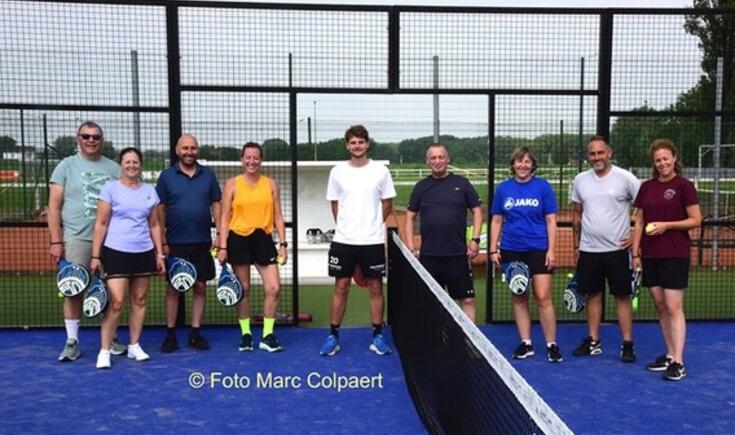Padel met lesgever Lars. - Foto Marc Colpaert
