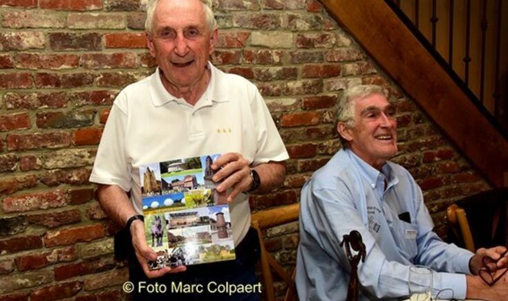 Michel met zijn nieuw boek met steun van  de Heemkundige Kring.- Foto Marc Colpaert