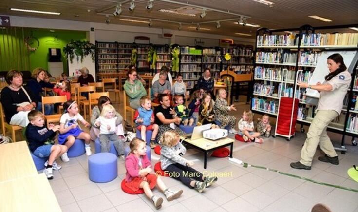 Kinderen luisterden aandachtig naar Ranger Jessy(rechts op de foto).- Foto marc Colpaert