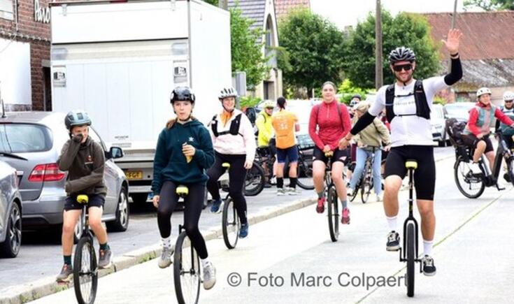 Ze waren vertrokken op hun eenwielers.- Foto Marc Colpaert