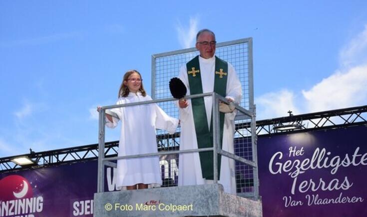 Pastoor Kris en Paulien in de hoogtewerker.- Foto Marc Colpaert