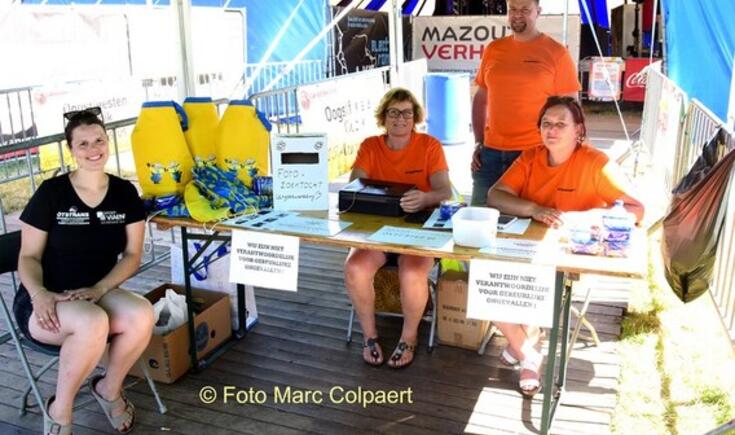 Hier moest men inschrijven voor de wandeling.- Foto Marc Colpaert