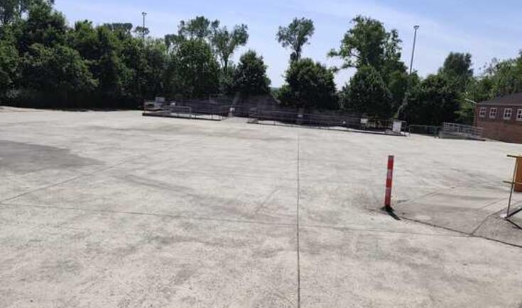 Extra parking op het containerpark van Galmaarden.- Foto Marc Colpaert