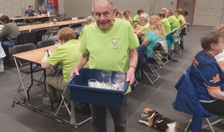 Luc altijd behulpzaam, altijd willen helpen, zoals hier bij de Marktrotters.- Foto marc Colpaert