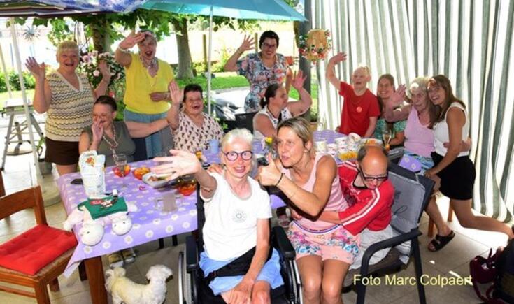 Een feestje bij Christine(op de foto uiterst links), een prachtig idee.- Foto Marc Colpaert