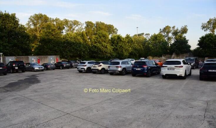 Wagens op het verlaten recyclagepark.- Foto Marc Colpaert