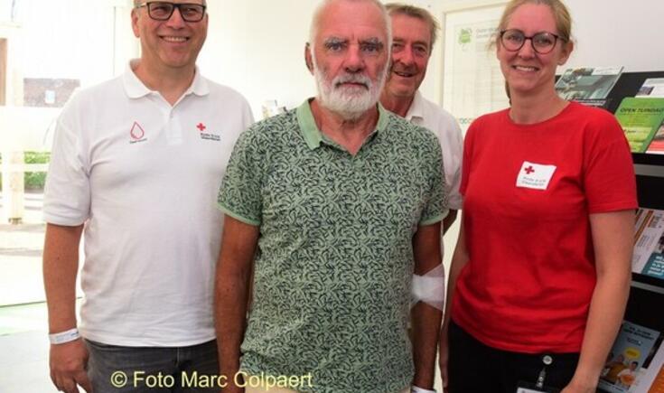 Luc (vooraan in het midden) kwam al voor de 145 ste keer bloed doneren.- Foto Marc Colpaert