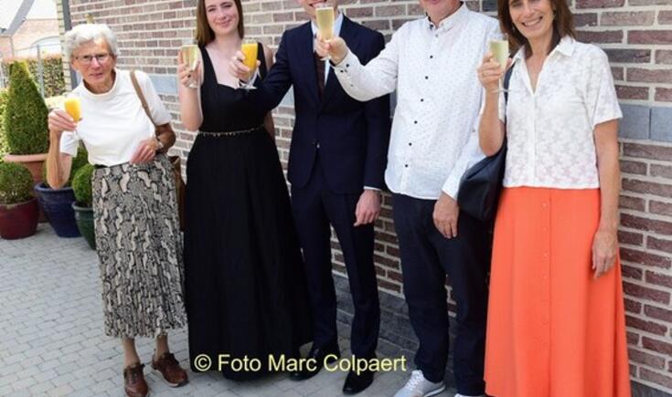 De familie van Luc met het glas in de hand.- Foto Marc Colpaert