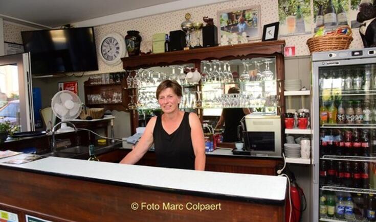 Marleen achter de toog.- Foto Marc Colpaert