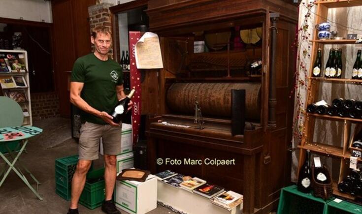 Karel toont trots het oude orgel.- Foto Marc Colpaert