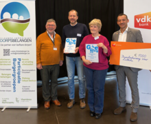 v.l.n.r. William Minnaert (VVDB vzw), Sebastian Vande Ginste (gemeente Oostkamp),  An Van der Vreken (Kroisbestuiving vzw) die uit handen van Tom Decroix (vdk bank) een cheque van 1000 euro ontving!