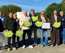 Burgemeester Inrs Swaelens en milieuschepen Rutger Belsack waren erbij op de parking van de begraafplaats van Wambeek die onthard wordt