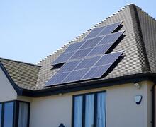 Zonnepanelen plaatsen op een dak dat nog moet worden vernieuwd leggen de volgorde voor twintig jaar vast