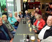 Na de wandeling een gezellig drankje.- Foto Marc Colpaert