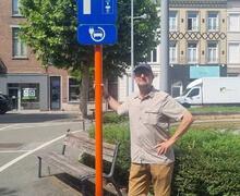 Emmanuel Lion bij een laadpaal
