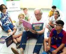 Michel Doomst las een sprookje voor.- Foto Marc Colpaert