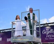 Pastoor Kris en Paulien in de hoogtewerker.- Foto Marc Colpaert