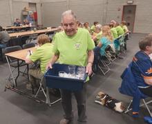 Luc altijd behulpzaam, altijd willen helpen, zoals hier bij de Marktrotters.- Foto marc Colpaert