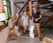 Hubert en Su aan het werk in de Heetveldemolen.- Foto Marc Colpaert