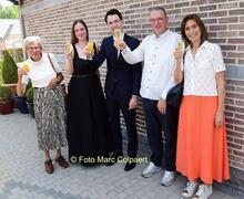 De familie van Luc met het glas in de hand.- Foto Marc Colpaert