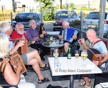 Muziek maken op een terras.- Foto Marc Colpaert