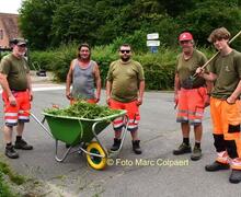 Mike, Philip, Mats, Franky en jobstudent Sam aan het werk in de Flieterkouter.- Foto Marc Colpaert