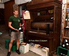 Karel toont trots het oude orgel.- Foto Marc Colpaert