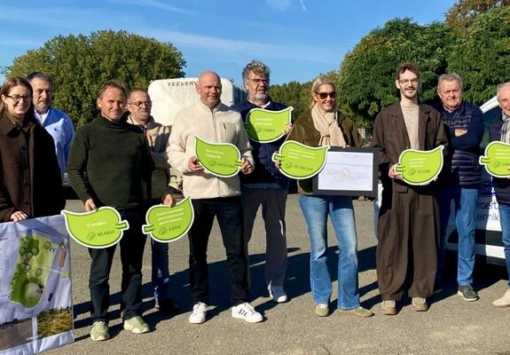 Burgemeester Inrs Swaelens en milieuschepen Rutger Belsack waren erbij op de parking van de begraafplaats van Wambeek die onthard wordt