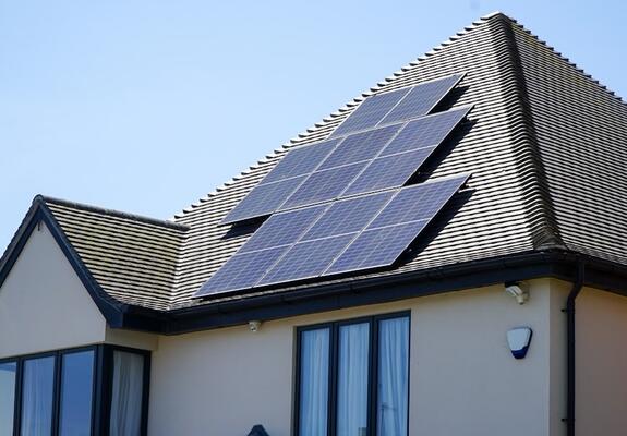 Zonnepanelen plaatsen op een dak dat nog moet worden vernieuwd leggen de volgorde voor twintig jaar vast