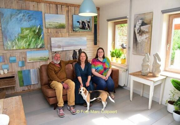 Kunstenaars Lukas, Ann en Tessa met hond Snoet tussen de kunstwerken.- Foto Marc Colpaert