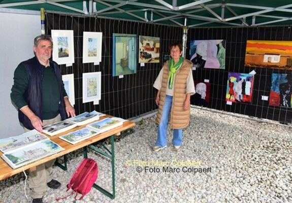 Jacques en Greet bij hun kunstwerken.- Foto Marc Colpaert