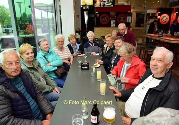 Na de wandeling een gezellig drankje.- Foto Marc Colpaert