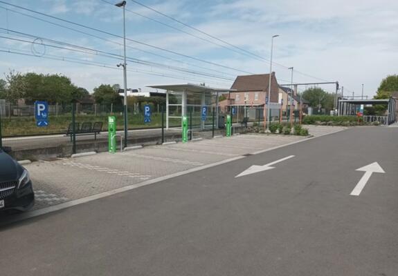 Vier extra laadpalen erbij in Tollembeek.- Foto Marc Colpaert