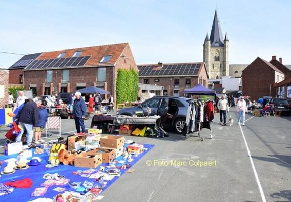 Rommelmarkt op zondag.- Foto Marc Colpaert