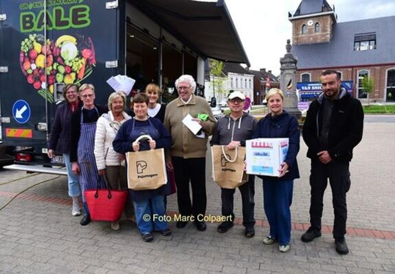 Op het Marktplein werden de winnaars van de actie Maand van de  markt getrokken.- Foto Marc Colpaert 