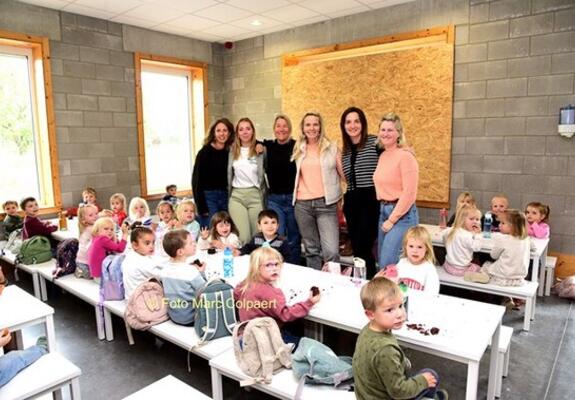 Kari(tweede van links) met enkele leerkrachten tussen de kleuters.- Foto Marc Colpaert