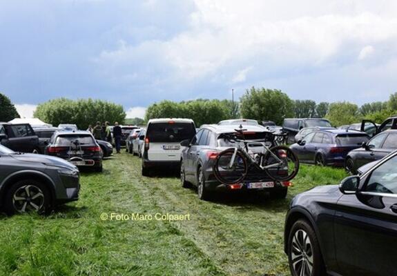 Een totale chaos op de parking.- Foto Marc Colpaert