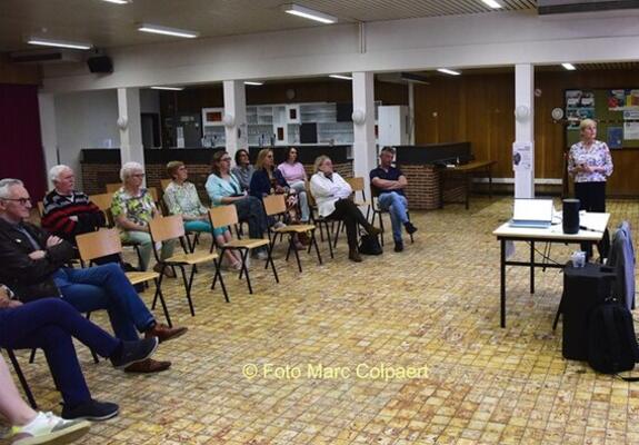 Schepen Christa Dermez(rechts) gaf meer uitleg over Dorpsmakers.- Foto Marc Colpaert