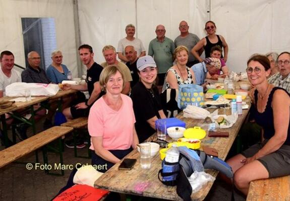 Bedevaarders op stap richting Halle.- Foto Marc Colpaert