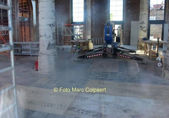 Een inkijk in de vernielde kerk.- Foto Marc Colpaert