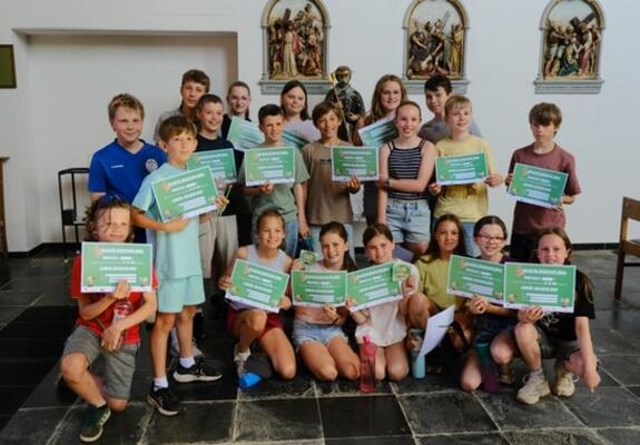 de leerlingen van het zesde leerjaar. foto Zender