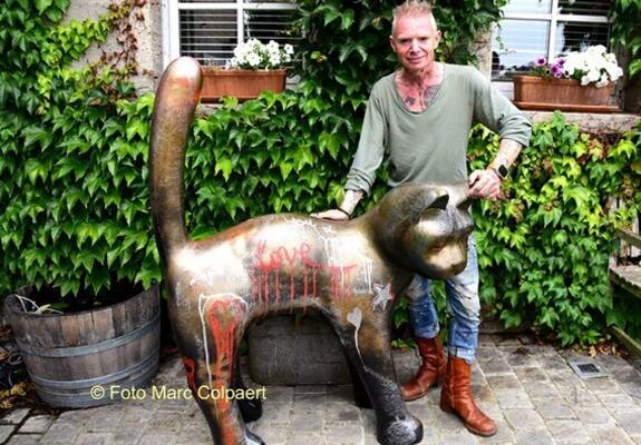 Thierry bij een kunstwerk.- Foto Marc Colpaert