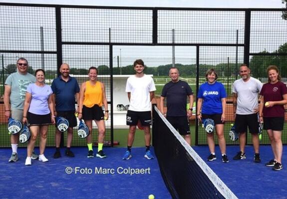 Padel met lesgever Lars. - Foto Marc Colpaert
