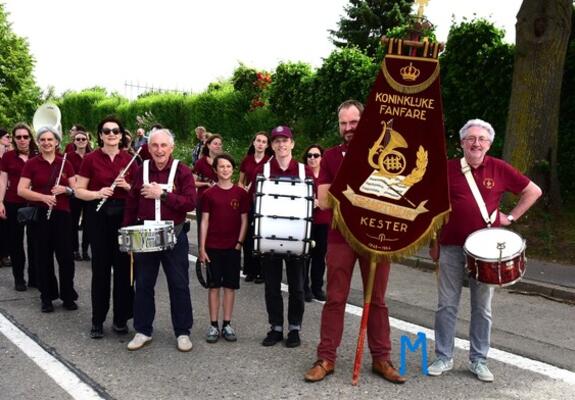 Michel Doomst(midden met trommel) en Freddy Danau (uiterst rechts) met leden van de fanfare.- Foto Marc Colpaert